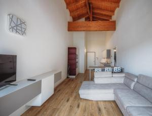 A television and/or entertainment centre at Residenza Finestra sul Parco