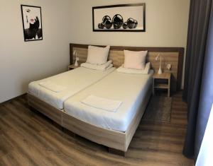 una camera da letto con un grande letto con lenzuola bianche di Hotel Restauracja Prezydencka a Legionowo