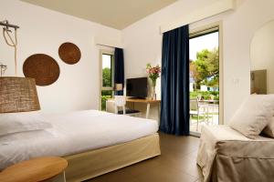 UNA Hotels Naxos Beach Sicilia客房内的一张或多张床位
