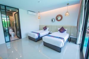 Ein Bett oder Betten in einem Zimmer der Unterkunft Good Night Pool Villa Phuket - SHA Plus