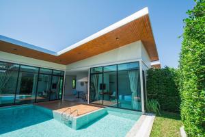Der Swimmingpool an oder in der Nähe von Good Night Pool Villa Phuket - SHA Plus