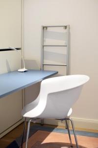 オストゼーバート・ゼリンにあるGalene FIRST SELLIN Appartement 40の青い机と白い椅子が備わるオフィス