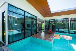 Der Swimmingpool an oder in der Nähe von Good Night Pool Villa Phuket - SHA Plus