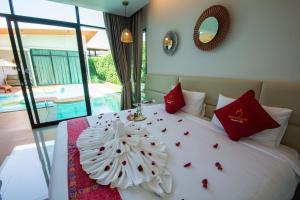 Ein Bett oder Betten in einem Zimmer der Unterkunft Good Night Pool Villa Phuket - SHA Plus
