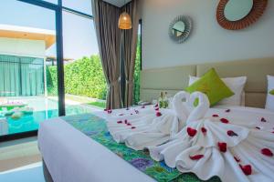Ein Bett oder Betten in einem Zimmer der Unterkunft Good Night Pool Villa Phuket - SHA Plus