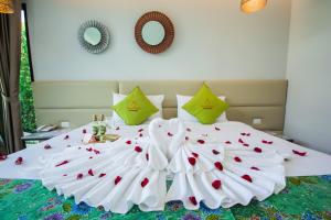 Ein Bett oder Betten in einem Zimmer der Unterkunft Good Night Pool Villa Phuket - SHA Plus