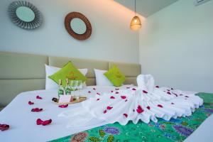 Ein Bett oder Betten in einem Zimmer der Unterkunft Good Night Pool Villa Phuket - SHA Plus