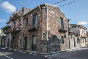 an old brick building on the side of a street at C'ERA UNA VOLTA - casa vacanza Etna-Sicilia-mare in Linguaglossa