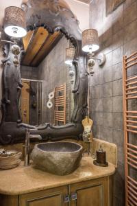 A bathroom at Mythica Chalet