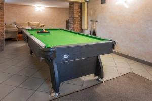 Stół bilardowy w obiekcie Bastówka Apartamenty