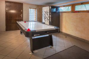 Stół bilardowy w obiekcie Bastówka Apartamenty