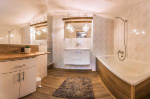 łazienka z wanną i umywalką w obiekcie Bastówka Apartamenty w Ustroniu
