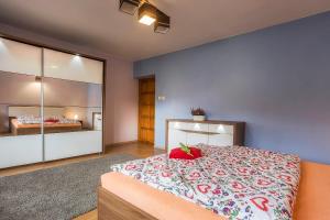 sypialnia z dużym łóżkiem z czerwonymi poduszkami w obiekcie Bastówka Apartamenty w Ustroniu