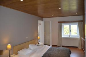 um quarto com uma cama grande e uma janela em Au bord de l'île em Rochefort