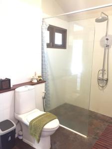 La salle de bains est pourvue d'une douche et de toilettes. dans l'établissement Silent Palm Samui, à Taling Ngam Beach