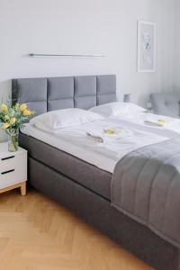 Кровать или кровати в номере APARTEL Plac Zbawiciela