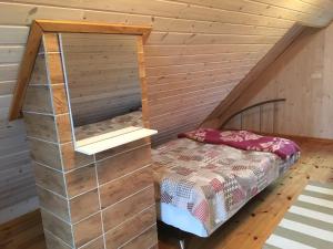 Tempat tidur dalam kamar di Svečių namelis - Pirtis