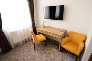 Televízia a/alebo spoločenská miestnosť v ubytovaní BIVIO hotel