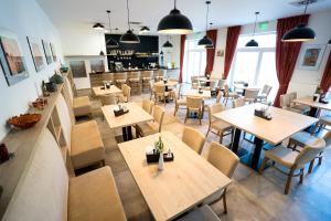 Reštaurácia alebo iné gastronomické zariadenie v ubytovaní BIVIO hotel
