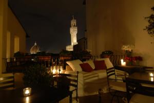 un soggiorno con divano bianco e torre dell'orologio. di Hotel degli Orafi a Firenze
