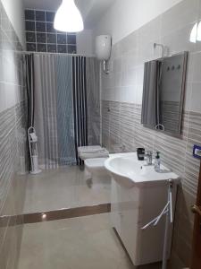 La salle de bains est pourvue d'un lavabo, de toilettes et d'une douche. dans l'établissement Nonnacettyhouse, à Torre del Greco