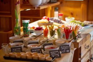 een buffet met hapjes en desserts op een tafel bij Hotel Pension Hubertus in Bad Reichenhall