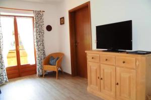 un soggiorno con TV su un comò in legno di Haus Wippler a Bad Hindelang