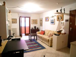 ein Wohnzimmer mit einem Sofa und einem Tisch in der Unterkunft Residence Gloria in Grado
