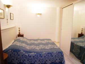 ein Schlafzimmer mit einem Bett mit einer blauen Decke in der Unterkunft Residence Gloria in Grado