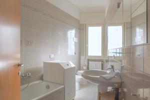 メストレにあるExclusive Penthouse Veniceの洗面台、浴槽、トイレを備えたバスルーム