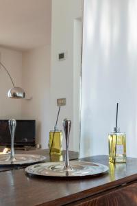 メストレにあるExclusive Penthouse Veniceのグラス2つとオイル1本が置かれたテーブル