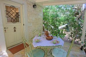 Vonkajšia záhrada v ubytovaní Prasini Luxury Cottage