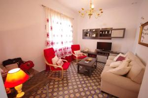 タリファにあるCasa Lepantoのリビングルーム(ソファ、赤い椅子付)