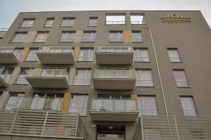 un bâtiment avec des balcons sur le côté dans l'établissement Verde Apartament, à Zielona Góra
