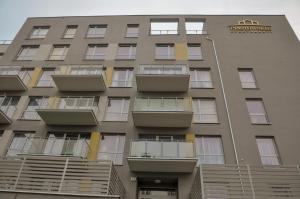 un edificio con balcones en un lateral en Verde Apartment, en Zielona Góra