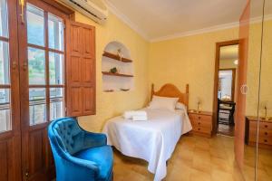 Postel nebo postele na pokoji v ubytování Casa Jardín del Olivar con Piscina privada