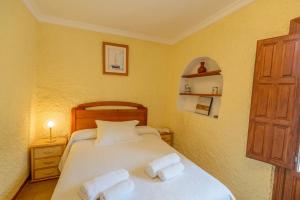 Postel nebo postele na pokoji v ubytování Casa Jardín del Olivar con Piscina privada