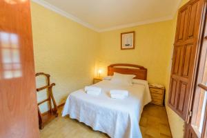 Postel nebo postele na pokoji v ubytování Casa Jardín del Olivar con Piscina privada