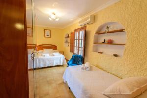 Postel nebo postele na pokoji v ubytování Casa Jardín del Olivar con Piscina privada