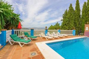 Bazén v ubytování Casa Jardín del Olivar con Piscina privada nebo v jeho okolí