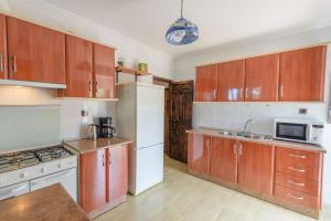 Kuchyň nebo kuchyňský kout v ubytování Casa Jardín del Olivar con Piscina privada