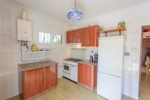 Kuchyň nebo kuchyňský kout v ubytování Casa Jardín del Olivar con Piscina privada