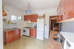 Kuchyň nebo kuchyňský kout v ubytování Casa Jardín del Olivar con Piscina privada