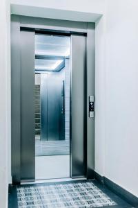 eine offene Fahrstuhltür in einem Gebäude in der Unterkunft APARTEL Plac Unii Lubelskiej Studio in Warschau