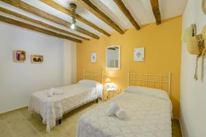 Postel nebo postele na pokoji v ubytování Casa Jardín del Olivar con Piscina privada + 37 fotografií