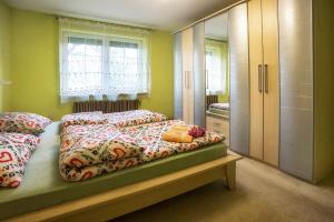 sypialnia z dwoma łóżkami i oknem w obiekcie BASTÓWKA 2 Apartamenty w Ustroniu