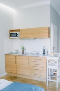 a kitchen with a sink and a microwave at APARTEL Plac Unii Lubelskiej Studio in Warsaw