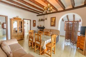TV a/nebo společenská místnost v ubytování Casa Jardín del Olivar con Piscina privada