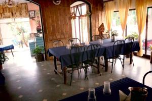 Hotel Khalsa -Lake View في باشمارهي: غرفة طعام مع طاولة وكراسي زرقاء