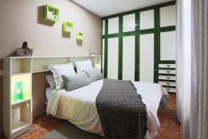 sypialnia z łóżkiem i dużym oknem w obiekcie Marody House Vacacional w mieście Granadilla de Abona